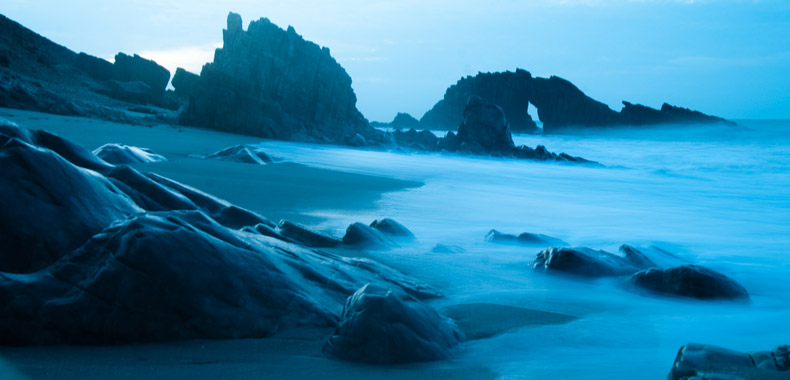 La costa con lo scoglio, sullo sfondo, chiamato Pedra Furada